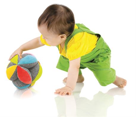 Montessori Greifball mit beiden Händen gegriffen