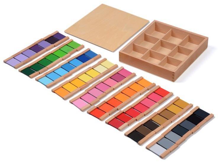 Farben lernen mit Montessori Farbtäfelchen im Kindergarten