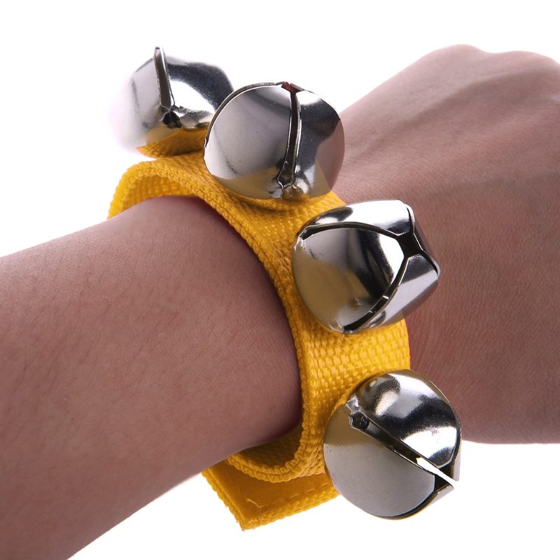 Babyarm mit Glöckchenarmband zur Förderung der Körperwahrnehmung
