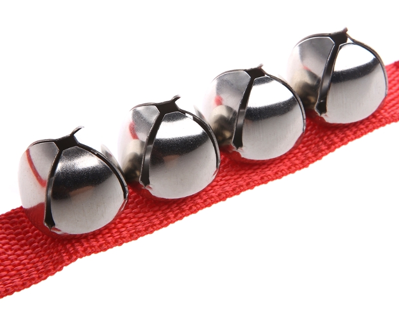 Sicher verankerte Metallglöckchen des Montessori Rasselbands für Babys