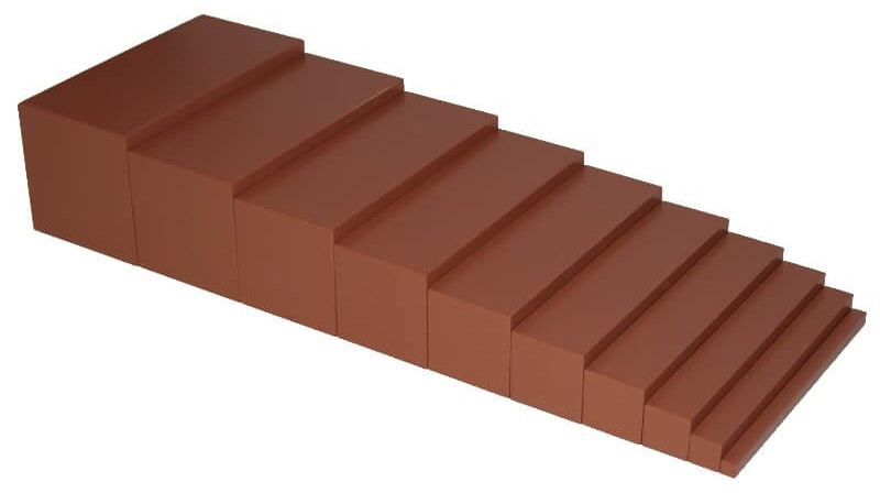 Braune Treppe Montessori aufgebaut vom dicksten zum dünnsten Prisma