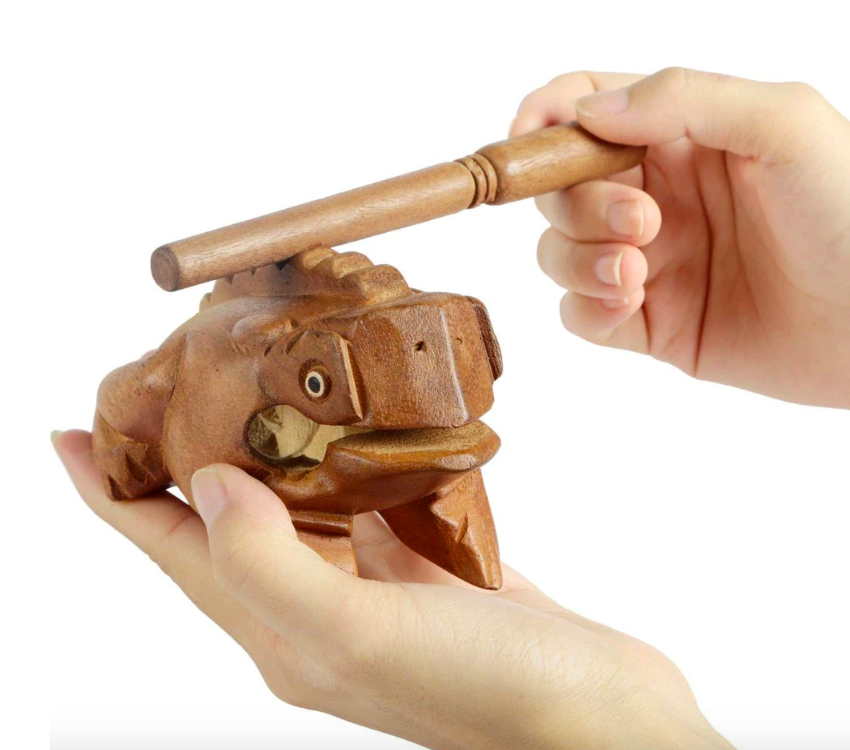 Geschnitzter Holz-Klangfrosch mit Resonanzöffnung
