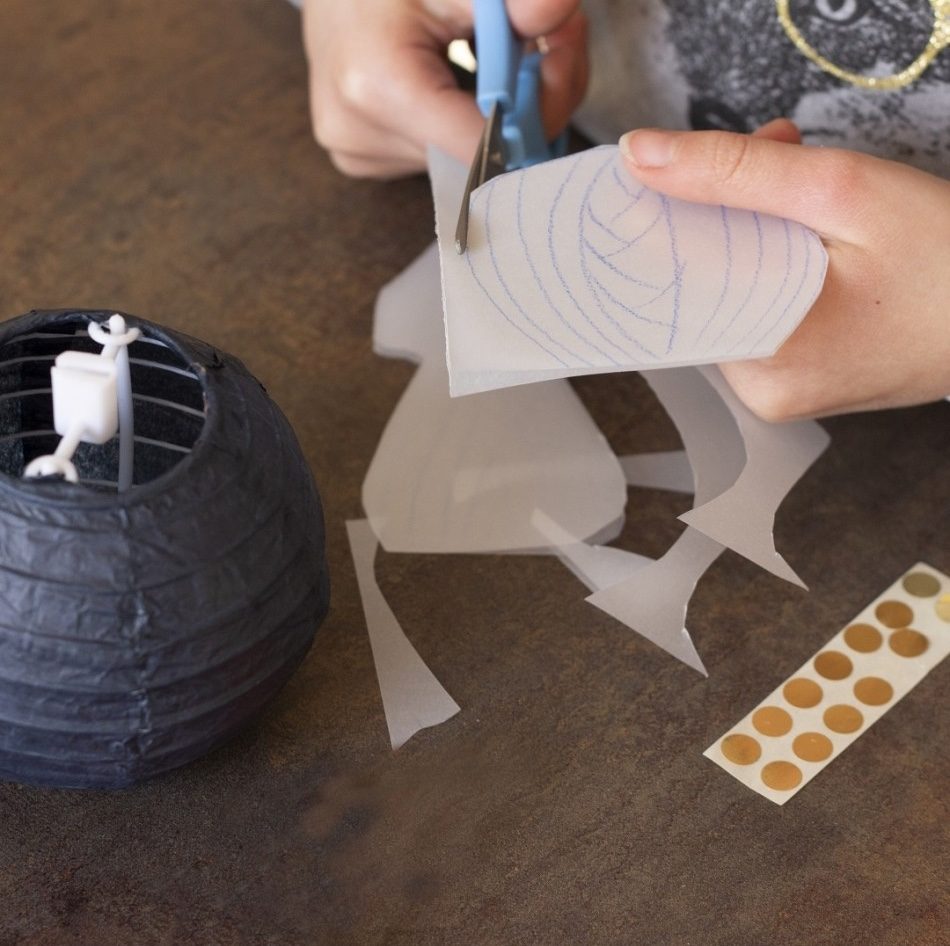 DIY-Bastelset Tiefsee-Anglerfisch aus Papier mit Entdeckerheft über die Meeresabgründe