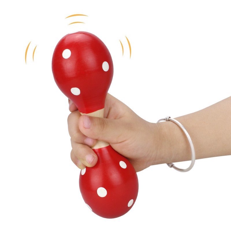 Leichtes Umfassen des Maracas durch eine kleine Kinderhand
