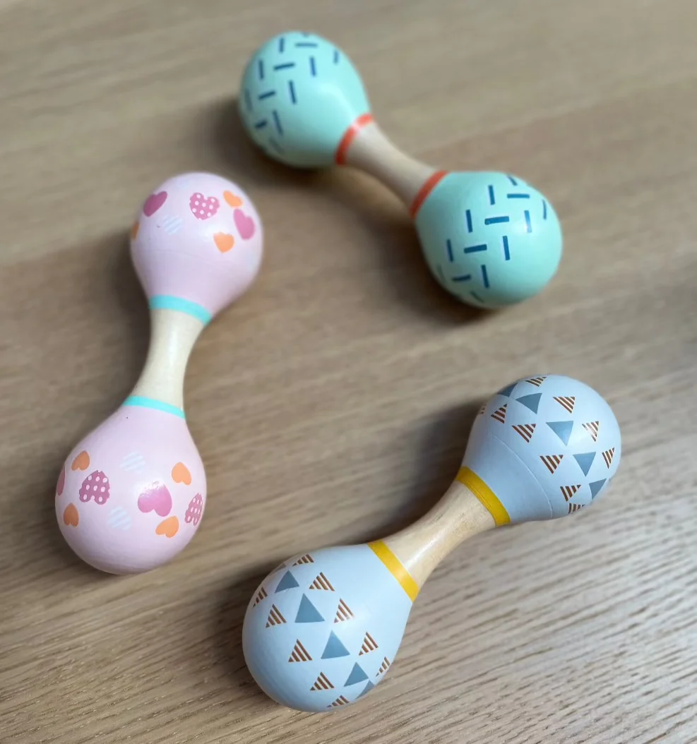 Schwingbewegung und ergonomische Griffform der Doppelmaracas aus Holz