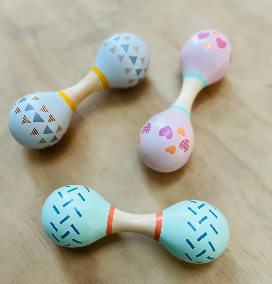 Montessori Doppelmaracas aus Holz mit kontrastreichen Mustern zur Förderung der Aufmerksamkeit