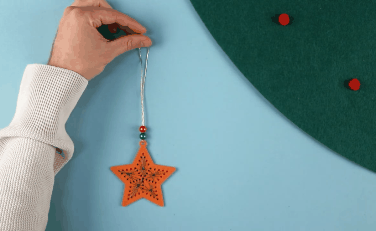 Bemalen von weihnachtlichen Dekorationselementen