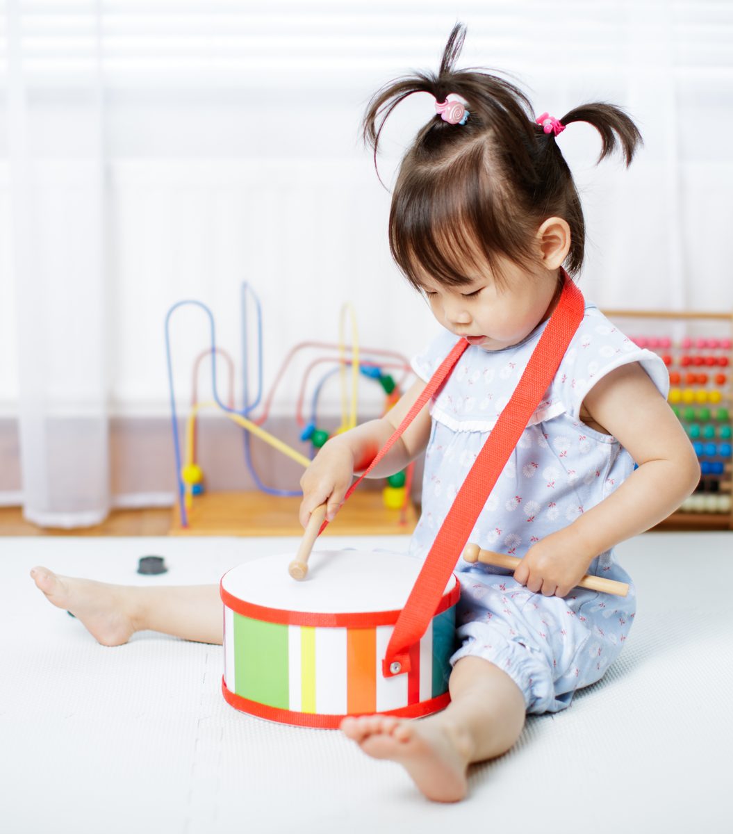Kindertrommel aus Holz mit Schlägeln - Musikalisches Lernspielzeug und Perkussion für Kinder