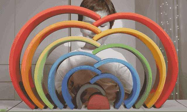 Faszinierender Domino-Effekt und Kettenreaktion mit den Bögen des Montessori Regenbogens
