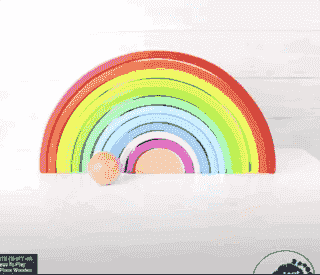 Demonstration des flüssigen Rollens von Holzkugeln auf den Bögen des Montessori Regenbogens